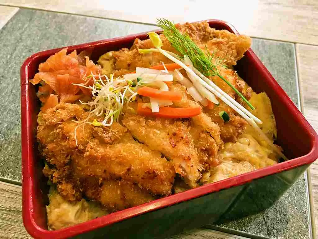 Chicken katsudon dans sa boîte laquée